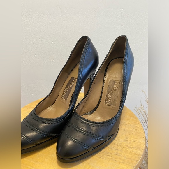 Ferragamo Black Leather Heels with Scallop details - Picture 4 of 10